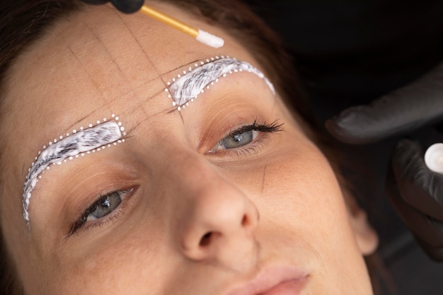 Foto donna che si sottopone a un trattamento di microblading