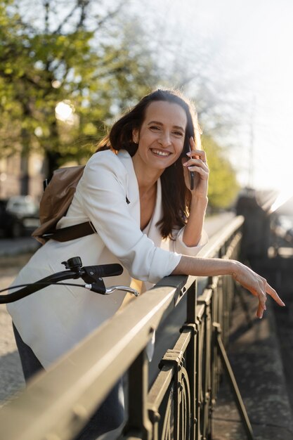 Donna che va a lavorare in bicicletta