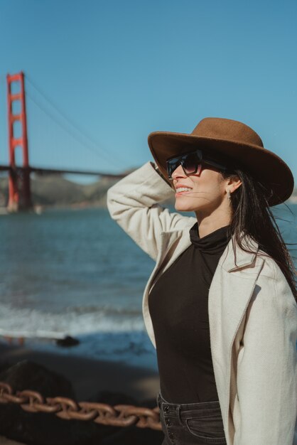 Foto donna in golden gate san francisco in california