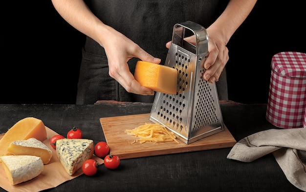 Фото Женщина теряет сыр на кухонном столе