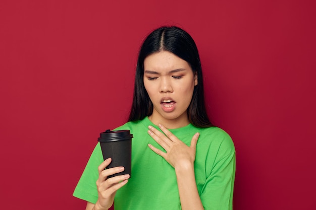 緑のTシャツの黒いガラスのポーズの女性