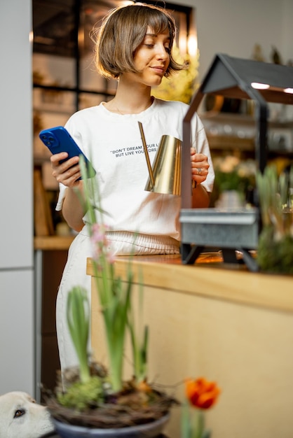 自宅のキッセンで芽を育てる女性