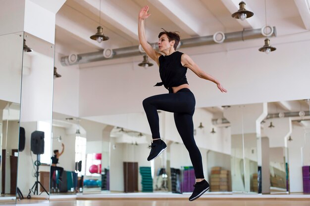 La donna in palestra salta