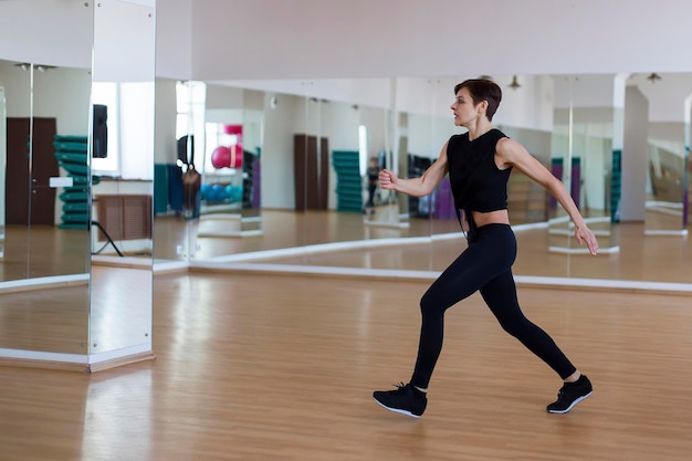 La donna in palestra salta