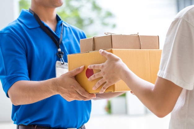 Photo woman hand accepting a delivery of boxes from deliveryman