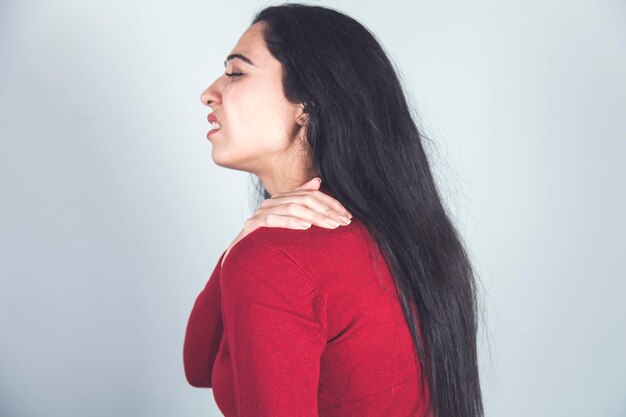 Foto mano della donna nella spalla dolorante