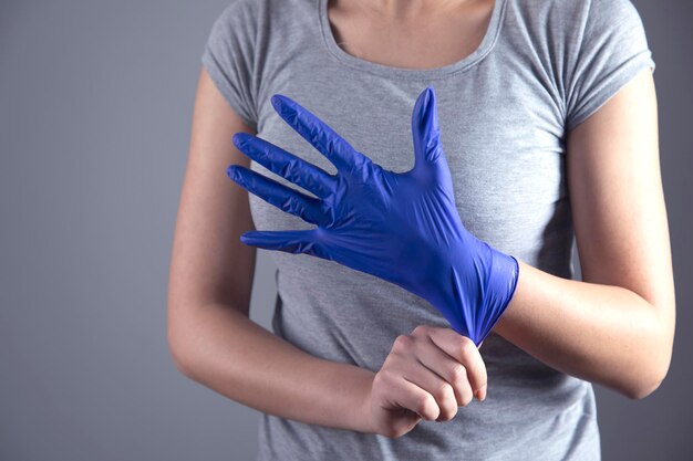 女性の手の青い手袋