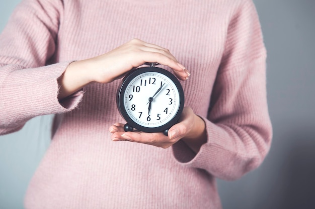 Photo woman hand clock