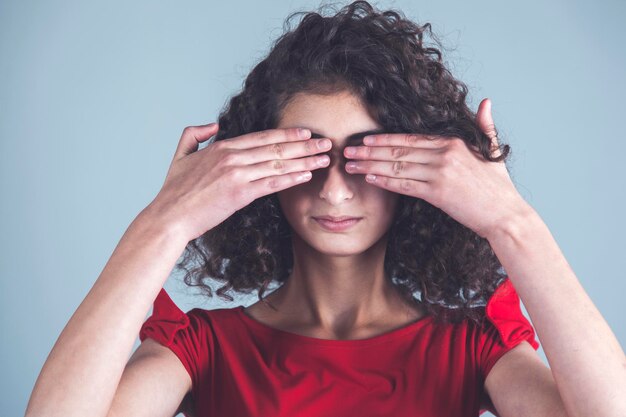 写真 女性の手が目を閉じる