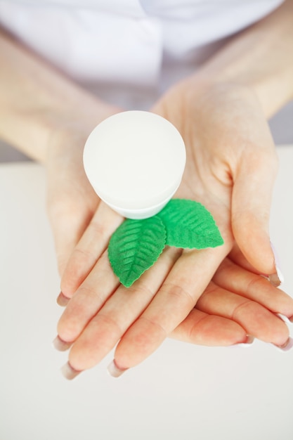 Crema mani donna. primo piano delle mani con crema o soluzione terapeutica