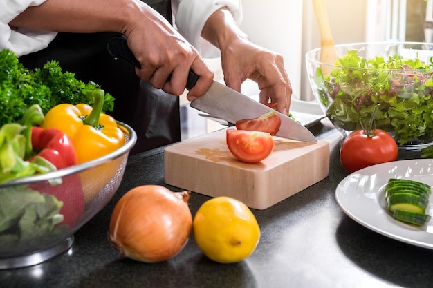 Pomodoro di taglio a mano donna