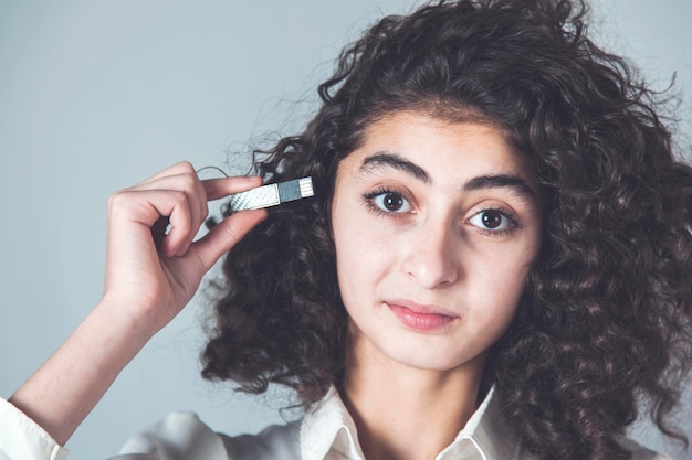 Chiavetta usb della mano della donna nella testa