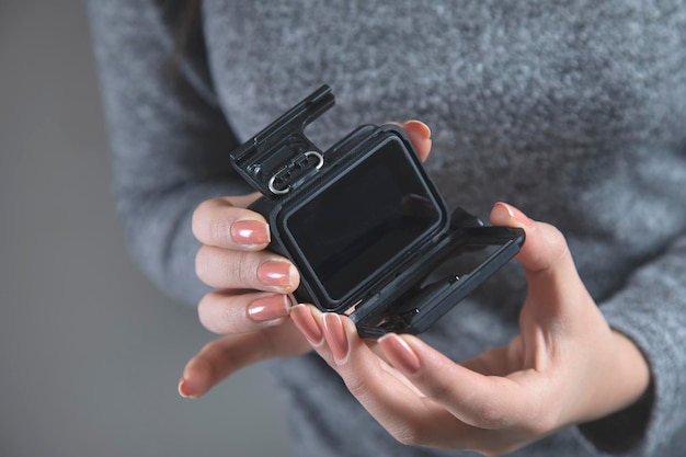 女性の手の gopro