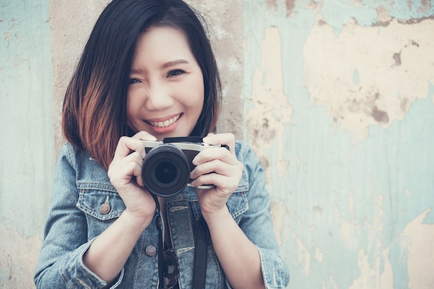 写真 女性の手は電球を保持する