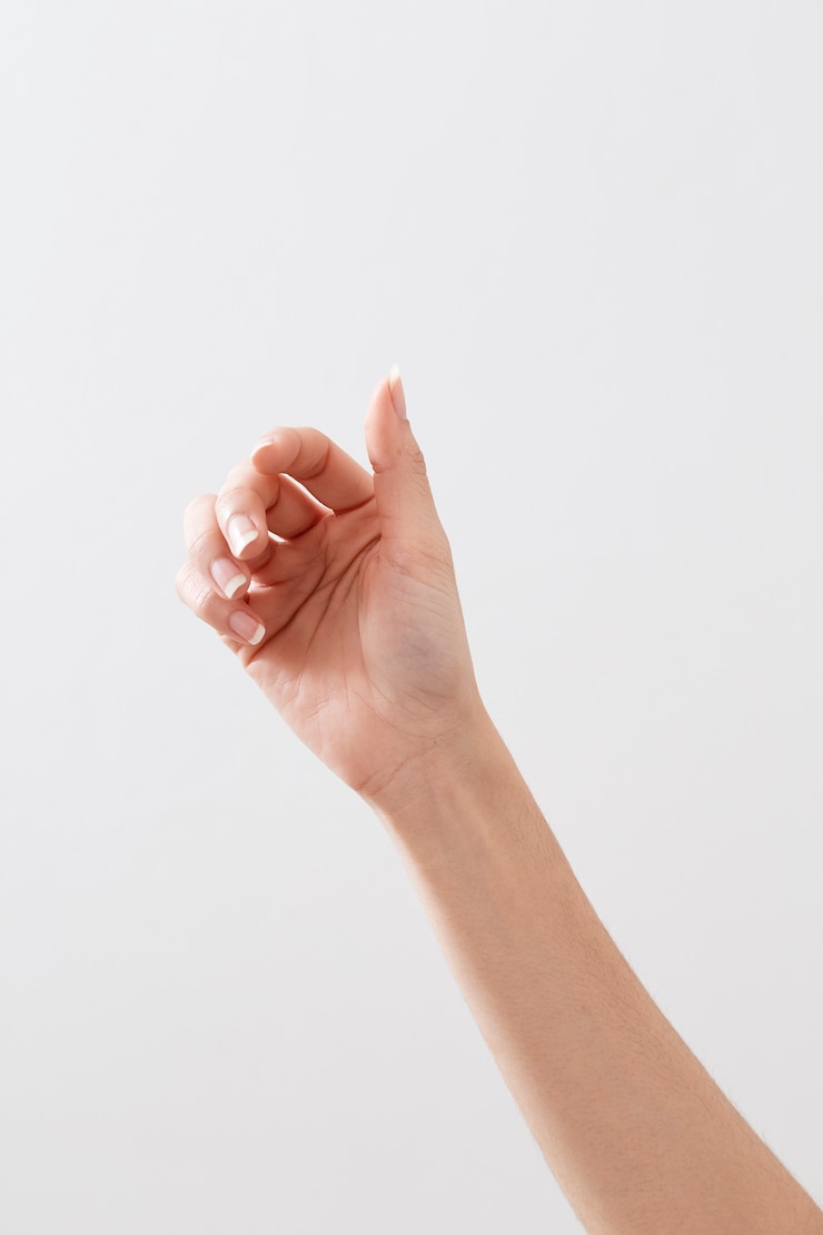 女の手は仮想名刺を保持する