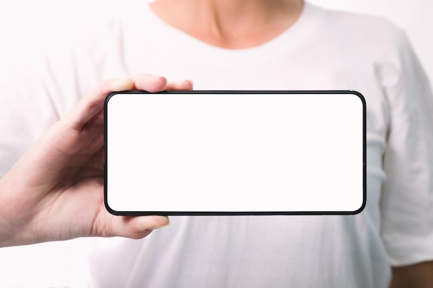 Женщина рука черный смартфон с пустой экран на белом фоне