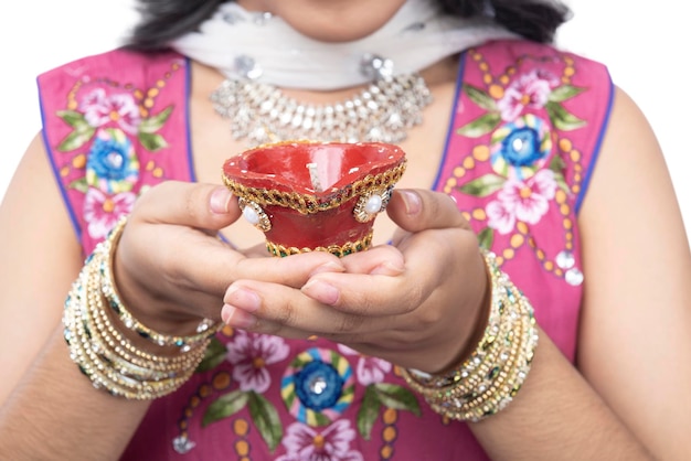 ディワリ祭の Diya オイルランプを持つ女性の手