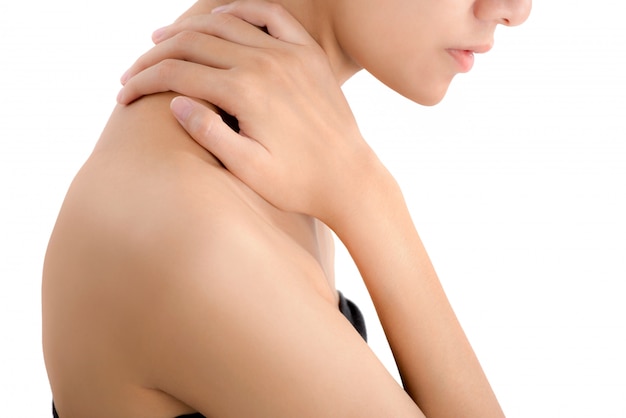 Foto mano della donna che tiene il suo collo e che massaggia nell'area di dolore isolata su bianco
