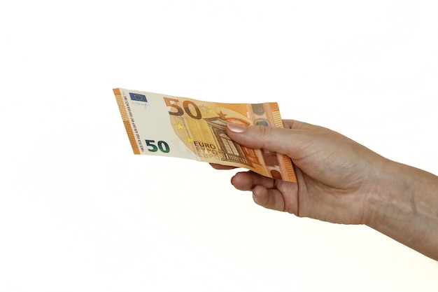 白で隔離の1つの50ユーロ紙幣を持っている女性の手