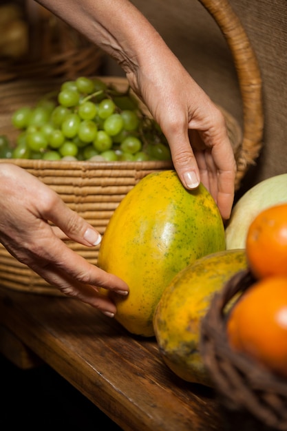 Papaya della holding della mano della donna