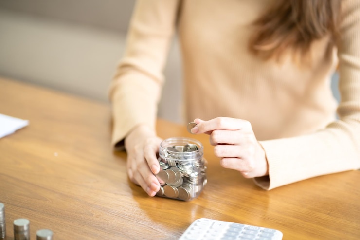 Photo 女性の手のお金と寄付慈善寄付の概念を高める