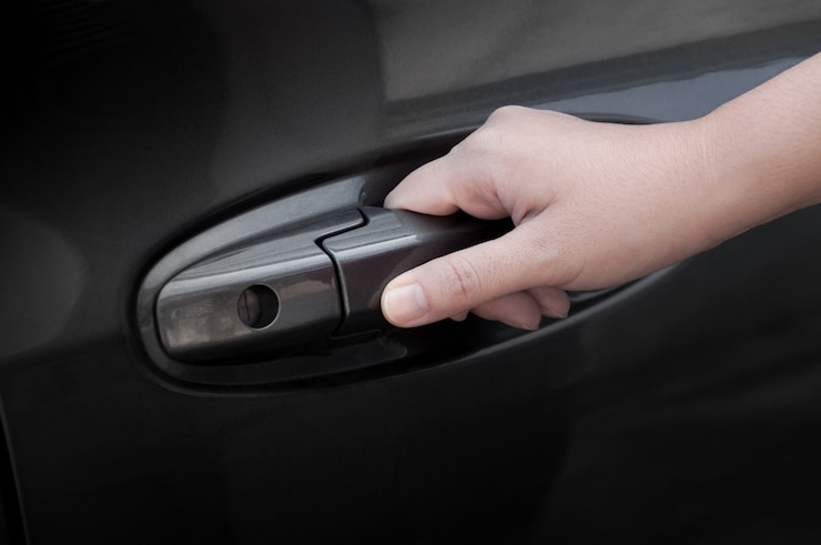 Photo woman hand open car door,hand pulling a car's door handle
