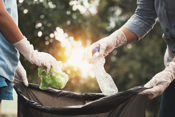 Photo woman hand picking up garbage plastic for cleaning at park