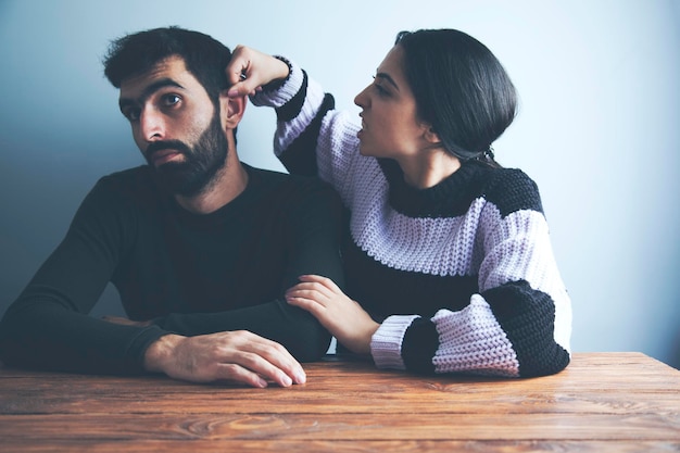 Photo woman hand pulling a man ear