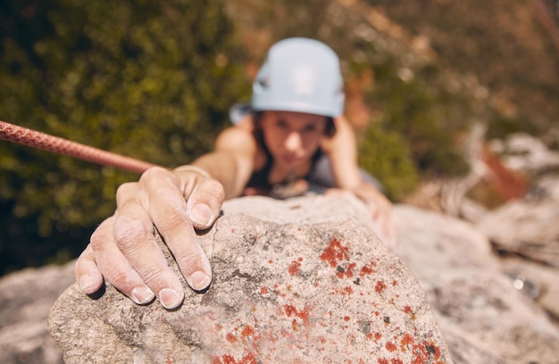 山の丘でロープを使った女性の手とロック クライミング、またはワークアウト トレーニングと運動のためのリモート ハイキング エネルギー リスクと危険スポーツのフィットネス者は、自然の健康の健康のためにスポーツします。