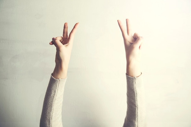 Photo woman hand showing victory gesture