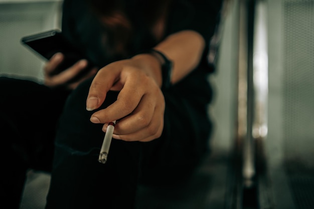 Женщина рука курит сигарету концепция нездорового образа жизни