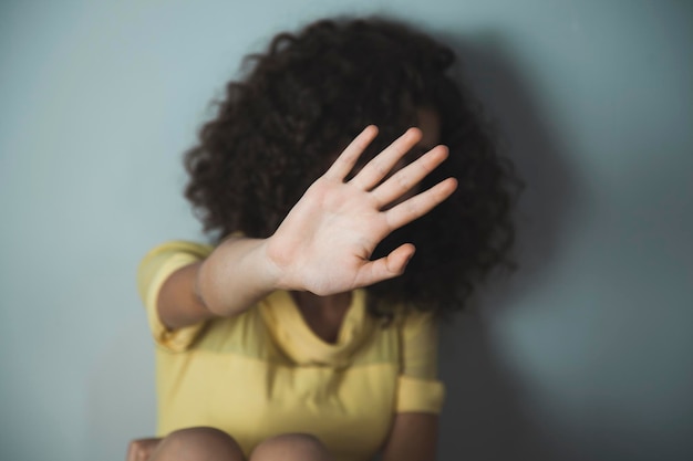 Foto segnale di stop della mano della donna