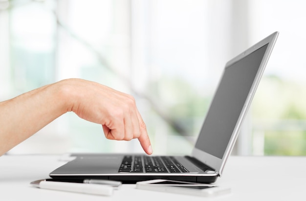 Foto mano della donna utilizzando il computer portatile sul tavolo