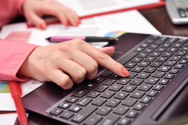 Mano della donna con il computer portatile