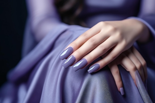 指の爪にラベンダー色のネイルポークを塗った女性の手ジェルポークで紫のネイルマニキュア