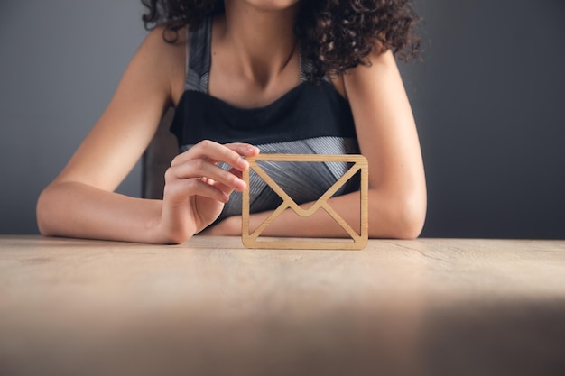 Photo woman hand wooden letter