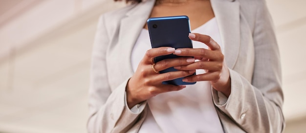 Фото Женские руки и телефон в сети для общения в социальных сетях или текстовых сообщений для разговора рука женщины на мобильном смартфоне в чате просматривает или ищет в 5g-соединении на макете