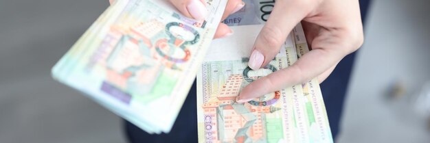 ルーブルのお金のビジネスと金融を数える女性の手