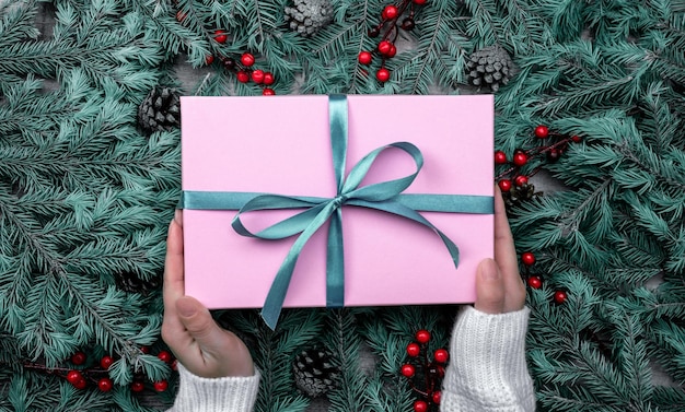 クリスマス ギフトやプレゼント ボックスを保持している女性の手装飾モミの木休日やお祝いの準備 ギフトやプレゼント ボックスを保持している女性の手