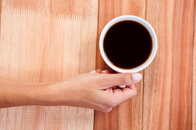 La donna passa a holding tazza di caffè