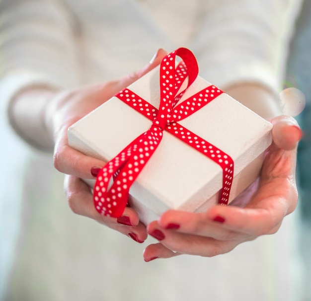 Photo woman hands holding a gift box