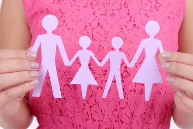 Руки женщины держат бумажную семью крупным планом