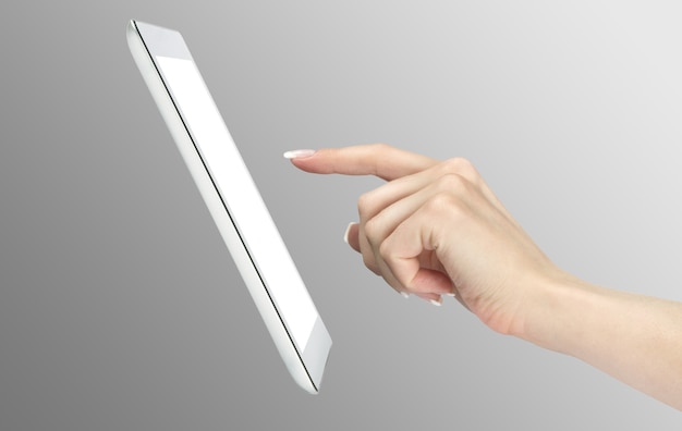 Foto mani della donna che tengono e che indicano sulla cornice digitale contemporanea con lo schermo vuoto.