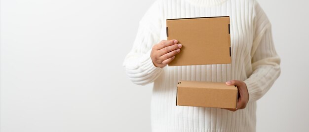 Женские руки держат подарочную коробку с ленточным бантом Концепция минималистского стиля подарочной коробки