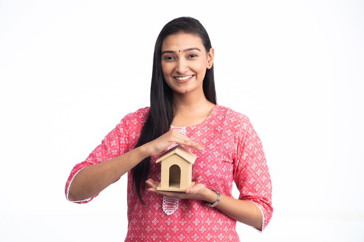 फोटो woman hands holding a toy house