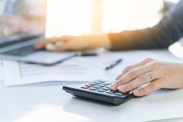 Photo woman hands making calculations at workplace