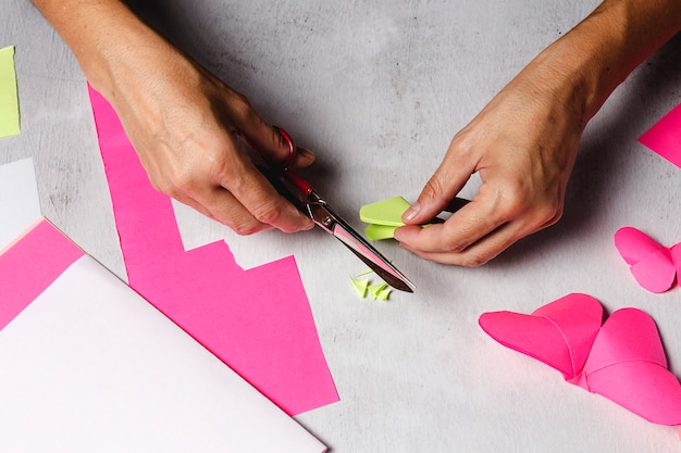 Foto la donna passa la fabbricazione degli animali di origami da carta