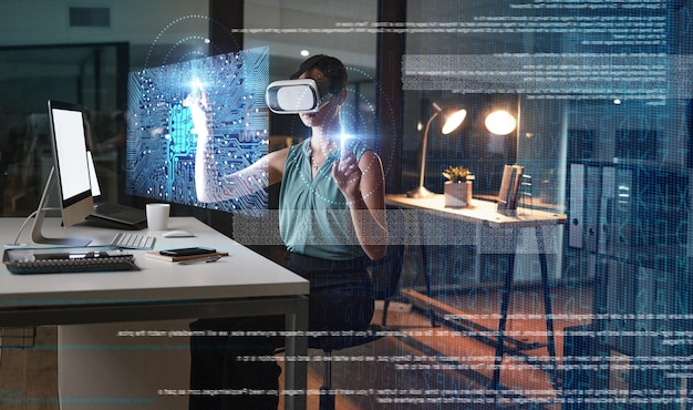 Женские руки и ночь с голографической графикой гарнитуры vr или планирование веб-дизайна для глобальной кибербезопасности Разработчик очков дополненной реальности или будущих облачных вычислений в офисе с голографическим пользовательским интерфейсом