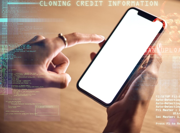 모바일 기술 바이러스 소프트웨어 또는 3d fintech 위험에 대한 야간 사무실 Zoom 프로그래머 또는 개발자의 해킹 정보 피싱 흉내 또는 추상 코딩 오버레이의 여성 손 또는 전화 화면