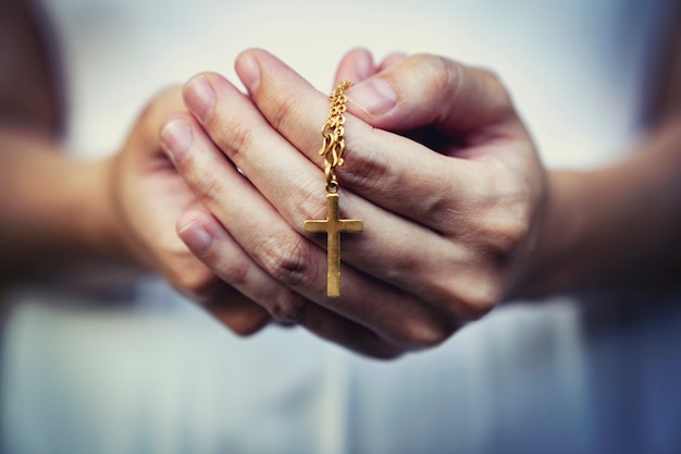 Photo woman hands praying holding a beads rosary